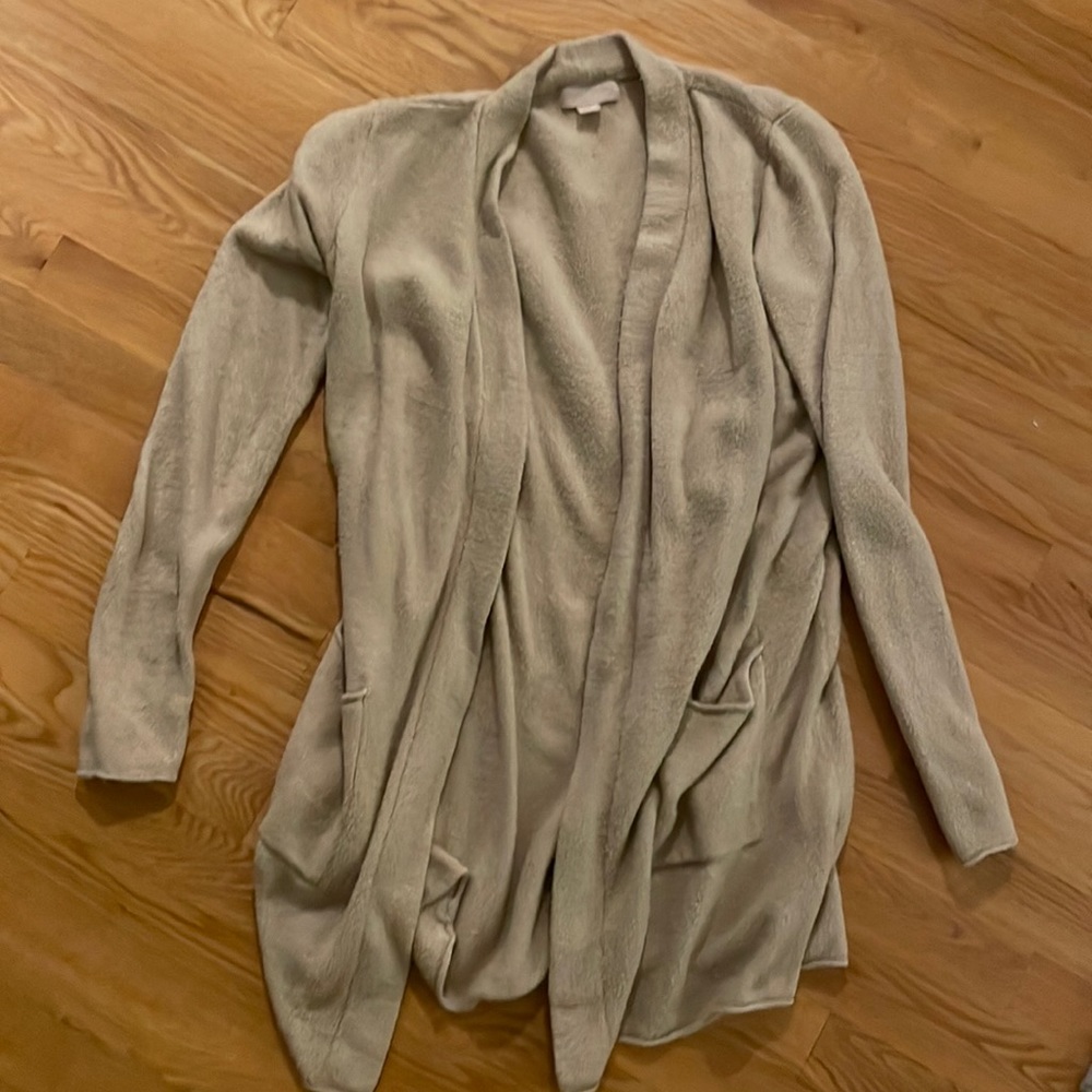 Barefoot dreams sweater size small